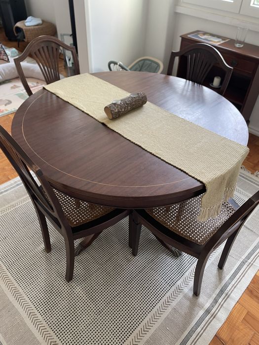 Mesa jantar extensível + 4 cadeiras