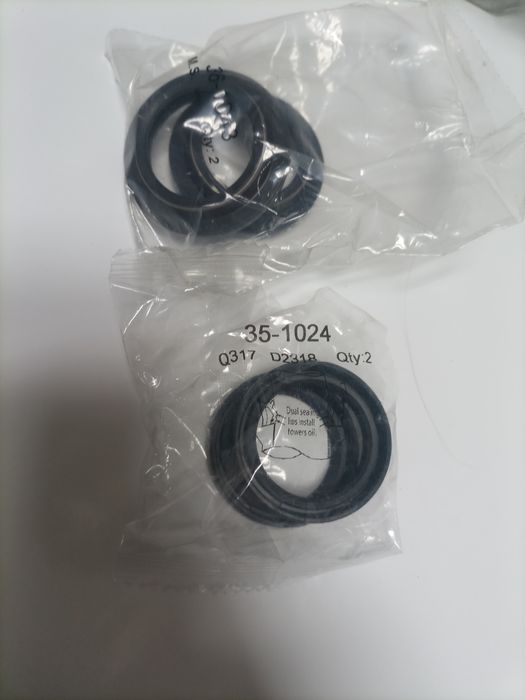 Komplet uszczelniaczy olejowych  KTM wysyłka oryginał