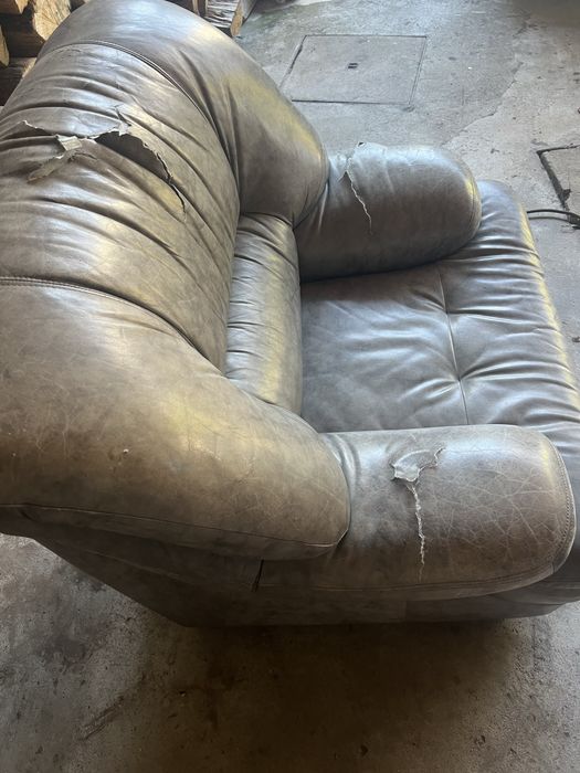 2 sofas em pele cinzenta