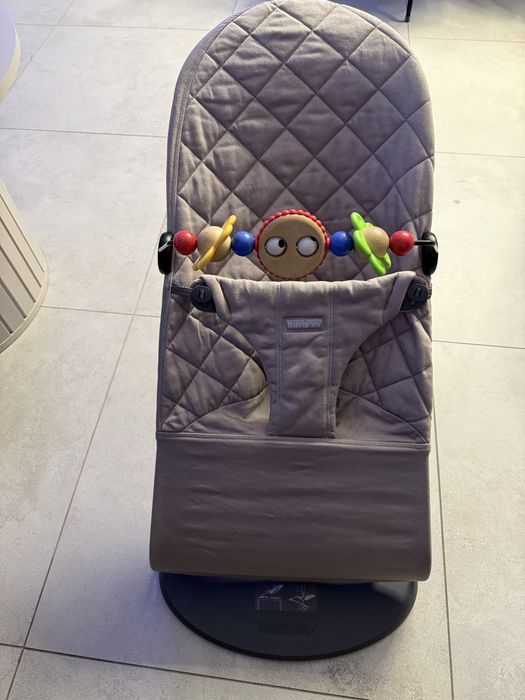 Bujaczek BabyBjorn z zabawką