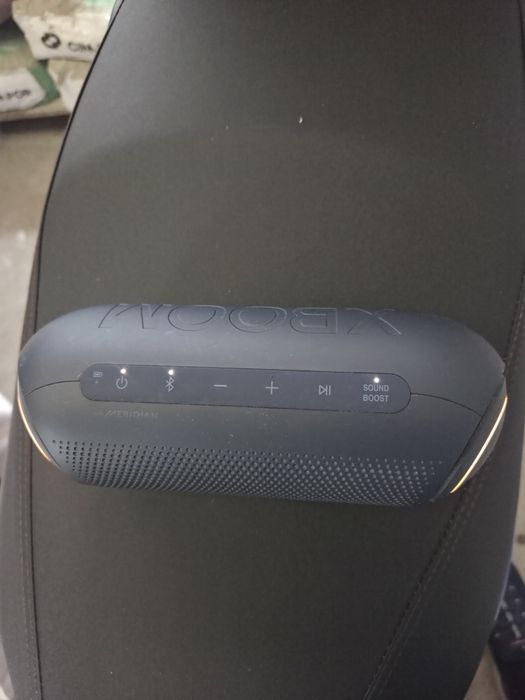 LG XBOOM trabalha muito bem e não tem marcas nenhumas de uso não tem garantia e nunca foi para a garantia