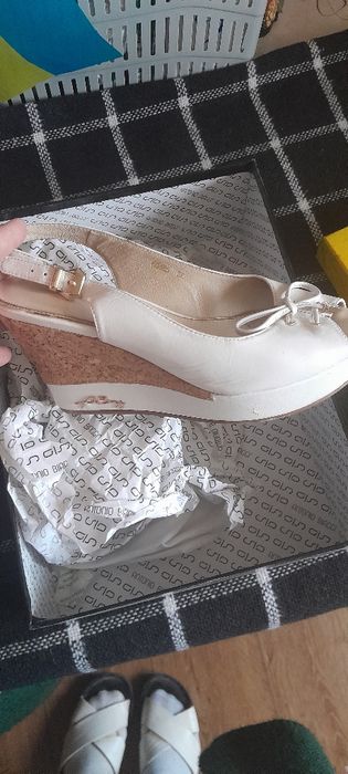 Босоножки на танкетке