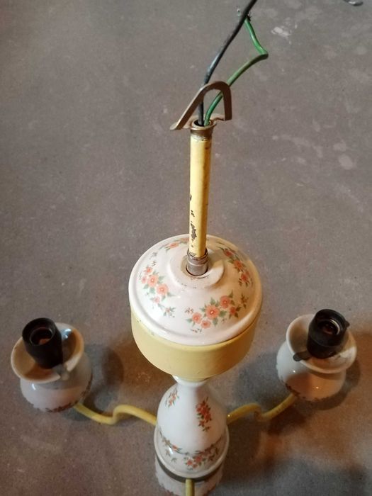 Stary żyrandol z elementami porcelanowymi