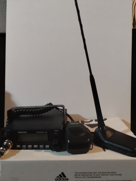 CB radio President Johnny III z anteną.