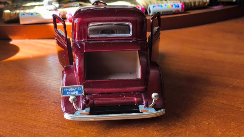 Машинка Ford Coupe 1932 1/24 Motormax