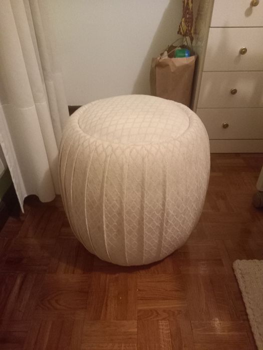 Vendo puff cor beige