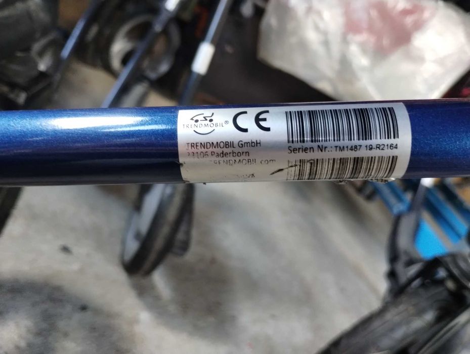 Aluminiowy chodzik na dużych pompowanych kołach.