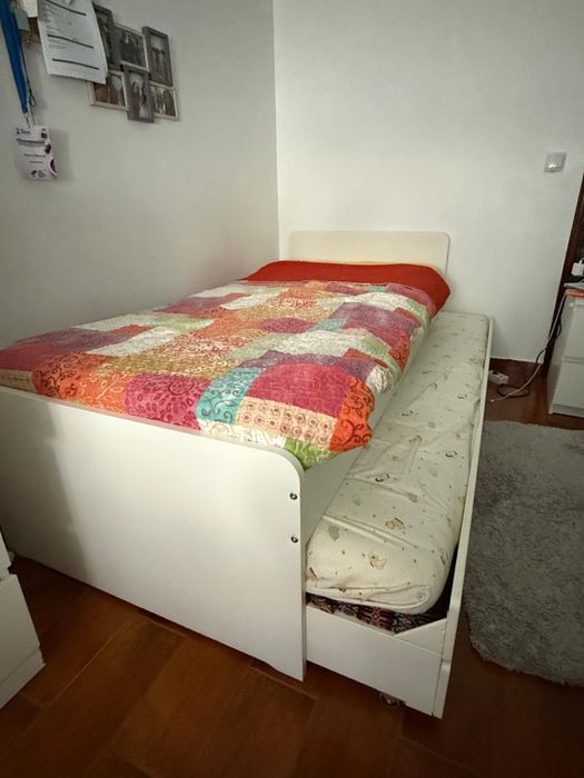 Cama solteiro com 2 colchoes incluido e a mesa de cabeceira