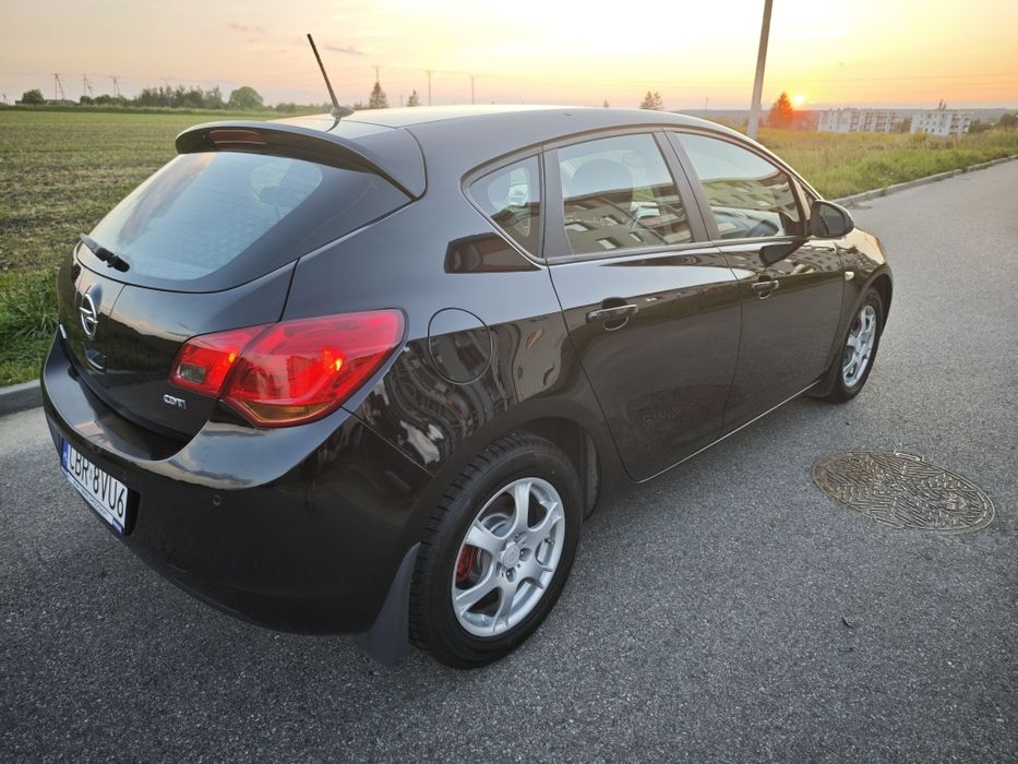 Opel Astra J Bardzo zadbany , pierwsza rejestracja 2011 salon polska