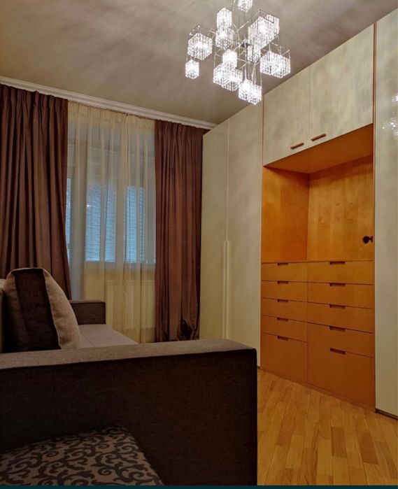 ДОМ СО ШПИЛЕМ! Сталинка с лифтом! Площадь Конституции! Продам 3к 90м2