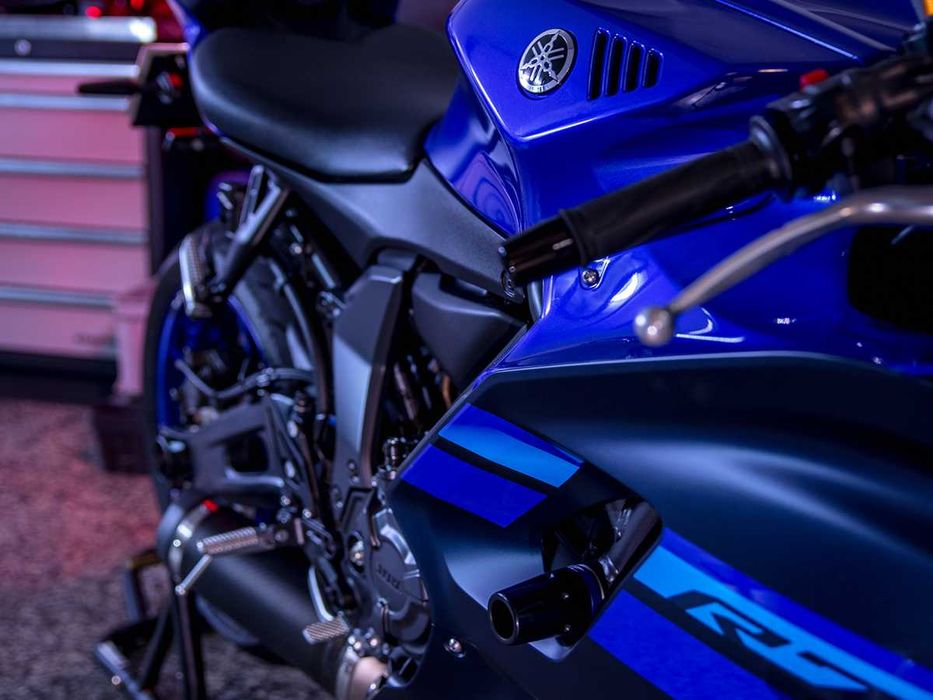 Yamaha R7 de 2024 em estado Irrepreensível. Linha Leo Vince. Extras