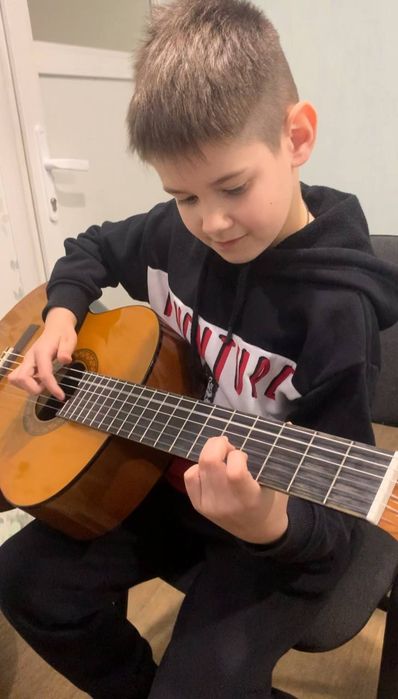 Навчу грати на єлектрогітарі,акустиці,укулеле