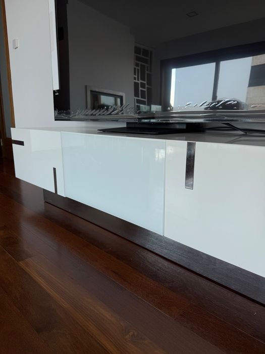 Móvel TV Interdesign – Lacado Branco e Aço Inox