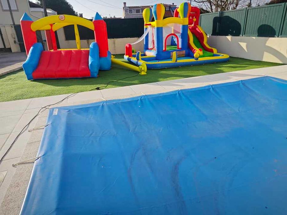 Espaço com jardim e Piscina para um dia Relaxado com Família e Amigos