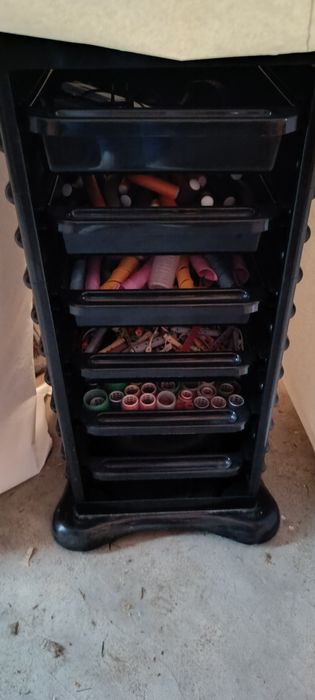 upa, mesa ajudante, com itens de cabeleireiro