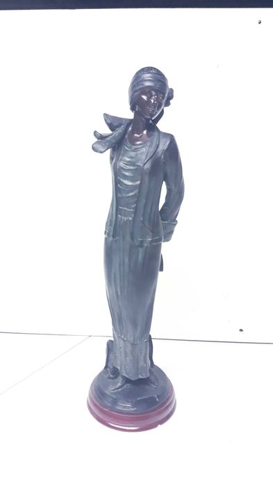 Estatueta Dama em marfinite