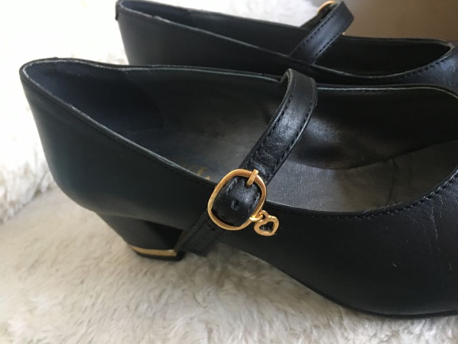 Sapatos pretos tamanho 38