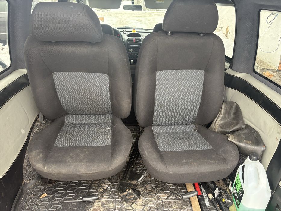 Передние сиденья Oel combo C