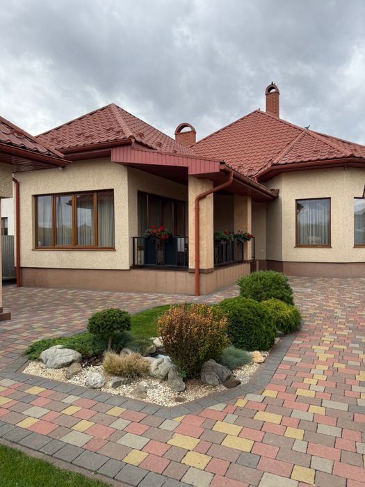 Продаж будинку з великою ділянкою