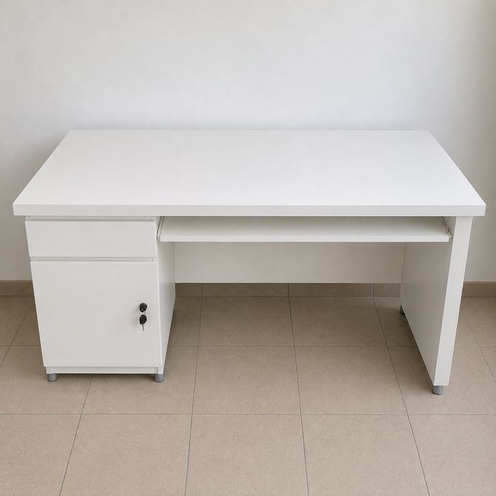Dwa biurka i 6 krzeseł