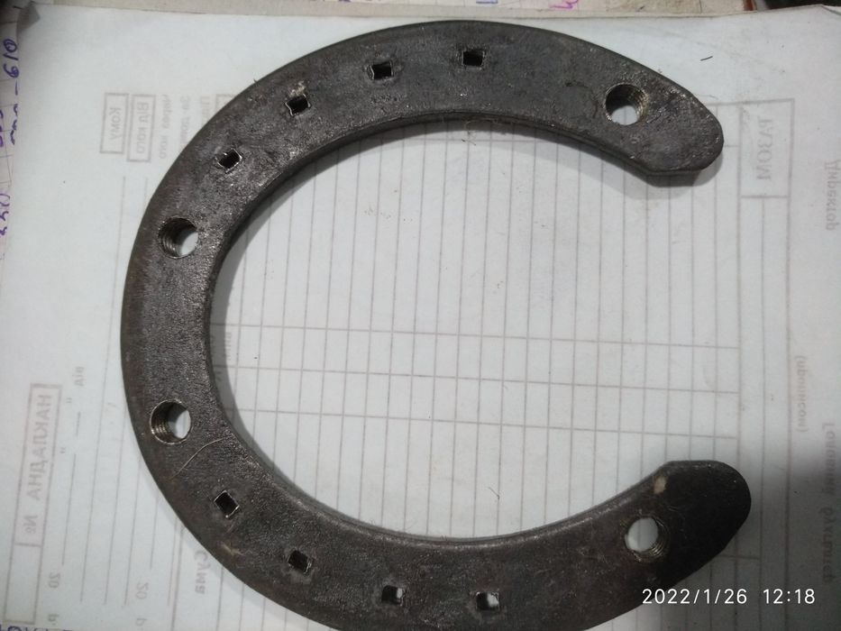 Підкови і цвяхи до них в асортименті різних розмірів і моделей