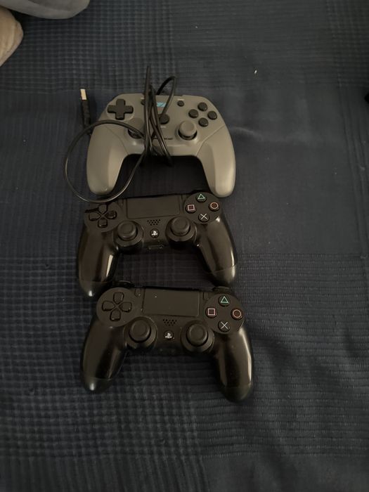 3 comandos 2 originais ps4 1 usb super funcionais. Preco negociavel