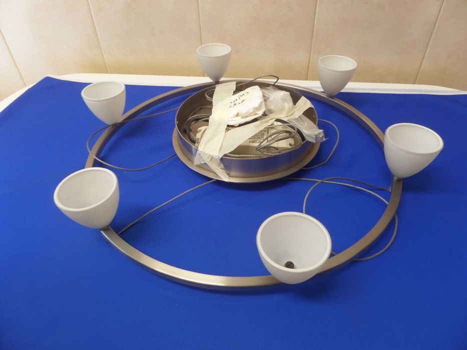 CANDEEIRO DE SALA
Inclui 6 lâmpadas LED
Em muito bom estado