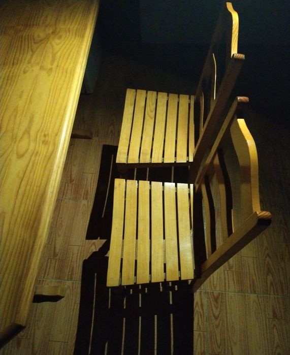 Mesa de jantar em madeira clara (155x75x75) + 4 cadeiras