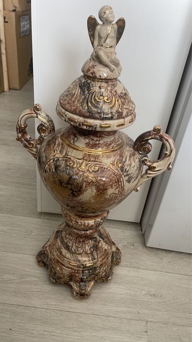 Ваза высокая керамическая с ангелом на пол напольная в дом холл