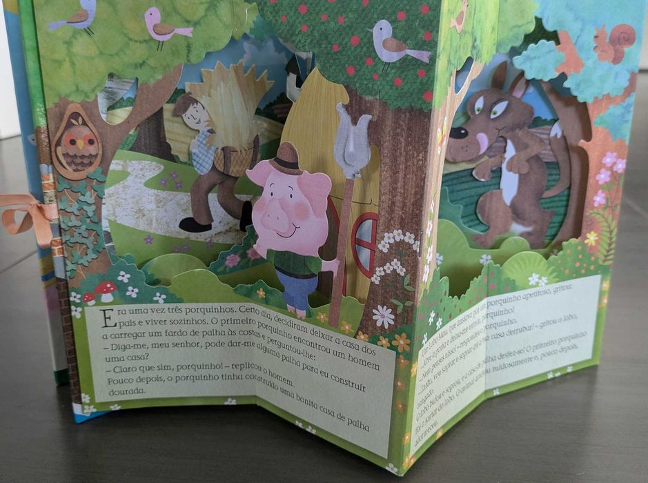 livro infantil pop up 3D carrossel de contos: OS TRÊS PORQUINHOS