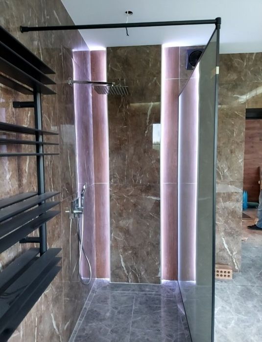 Стеклянная душевая кабина, перегородки перила,двери из калёного стекла