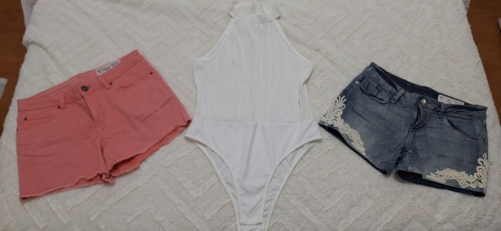 Lote Verão: Body Halter Branco tamanho M + 2 Calções de Ganga (Tam. 36