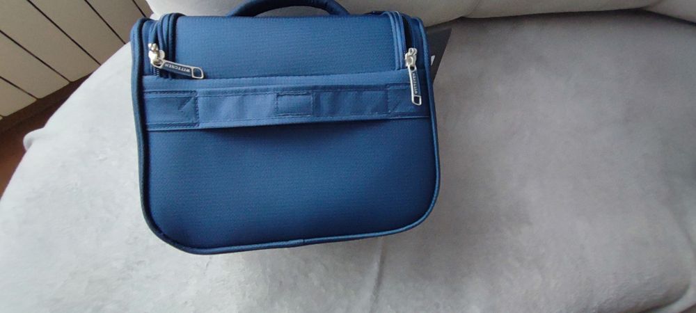 Kosmetyczka ze srebrnym suwakiem