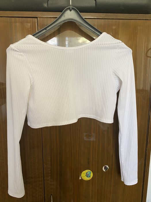 Bluzka z dekoltem biały crop top Pretty Little Thing 36 S