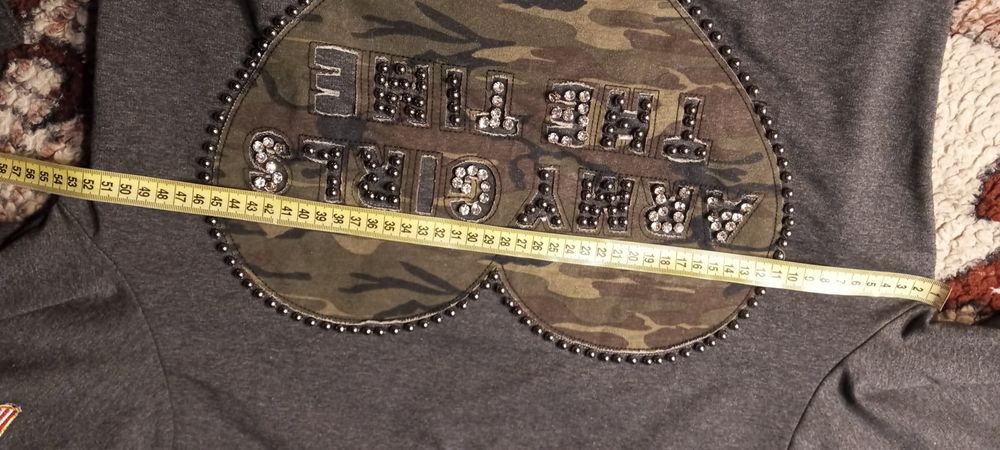 Szara bluza militarna damska.