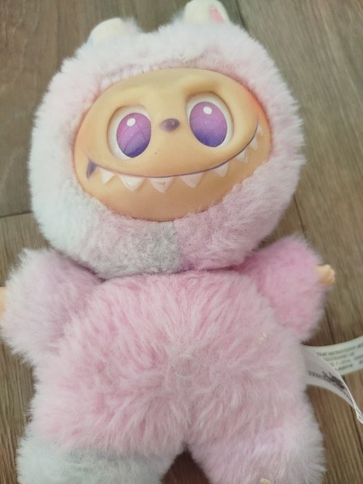 Fioletowe labubu grające