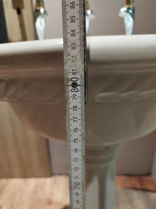 Stara umywalka z trzema kranami