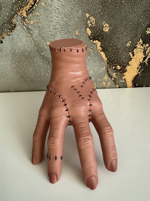 Рука Венсдей Венздей Річ