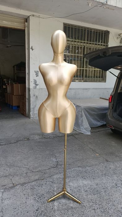 A venda manequins para lojas novos.