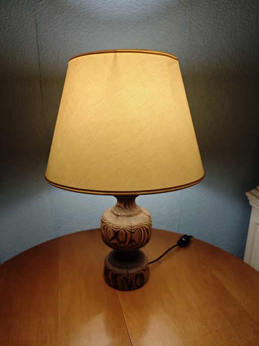 Niepowtarzalna lampa drewno tłoczone