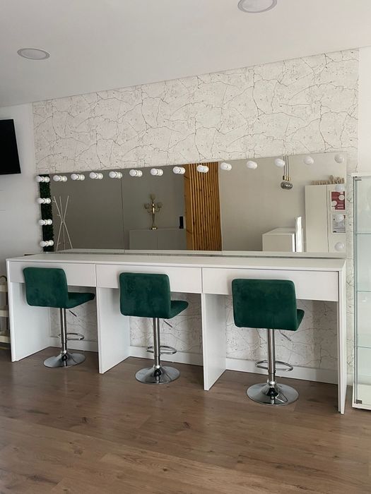 Móvel completo com bancos e espelhos