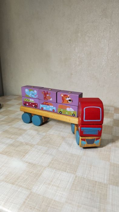 Дерев'яна іграшка Вантажівка-тягач із кубиками Cubika