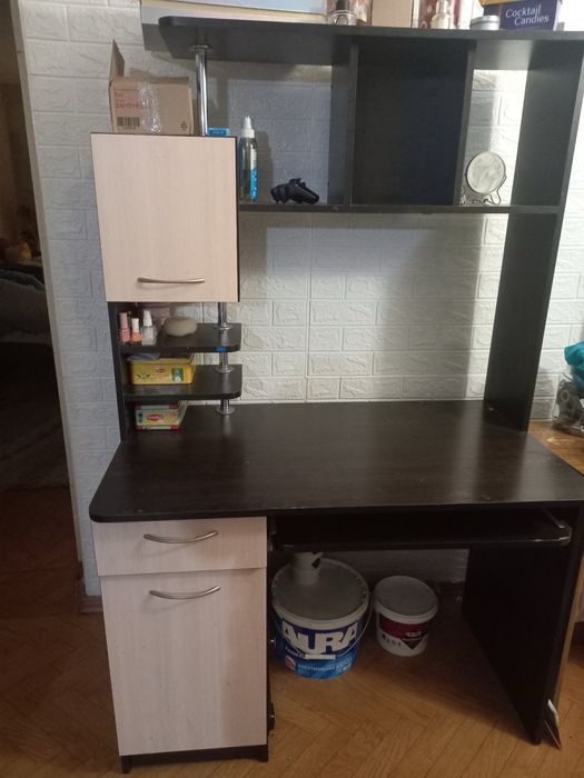 Стіл письмовий в хорошому стані