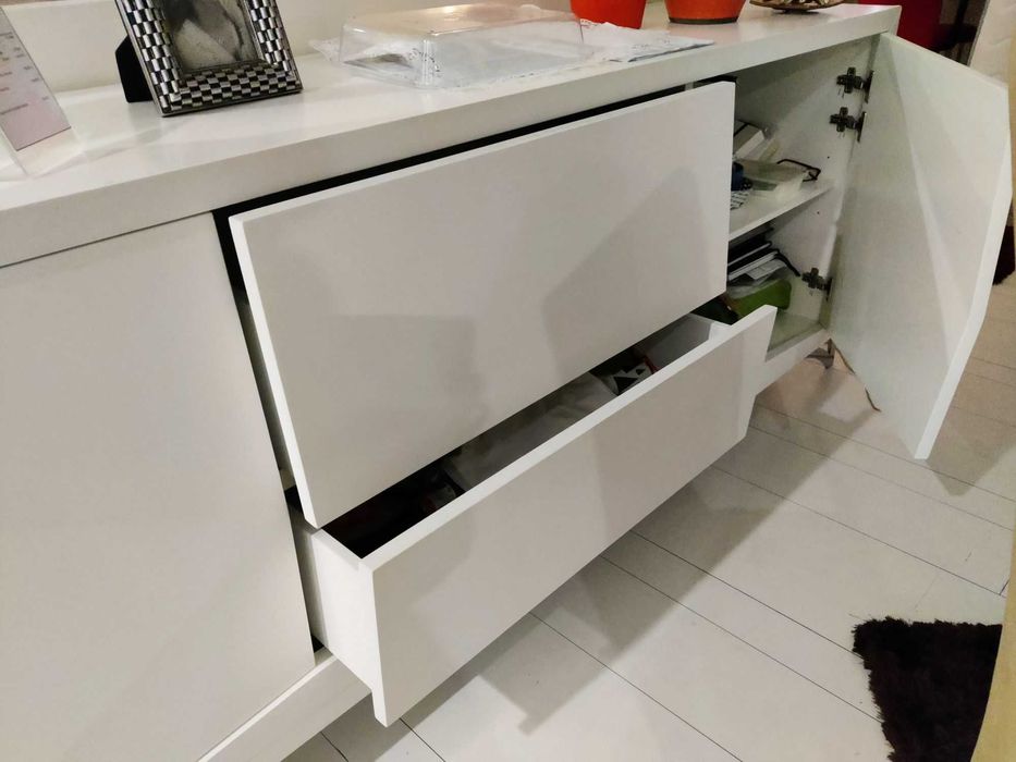 Aparador branco com pé inox