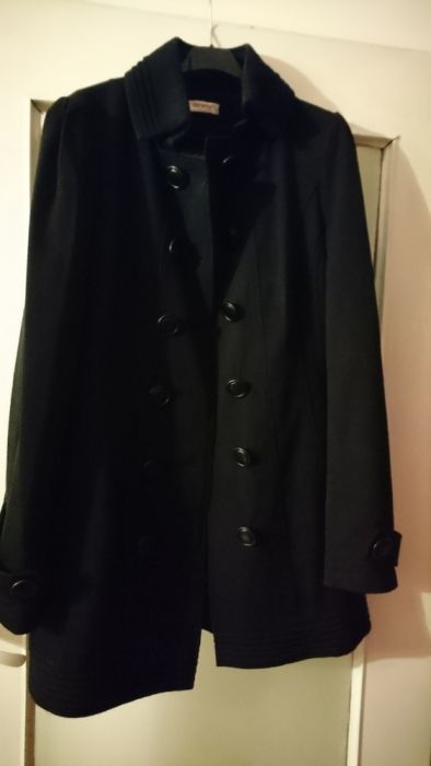 Płaszcz klasyczny czarny dwurzedowy firmy Orsay