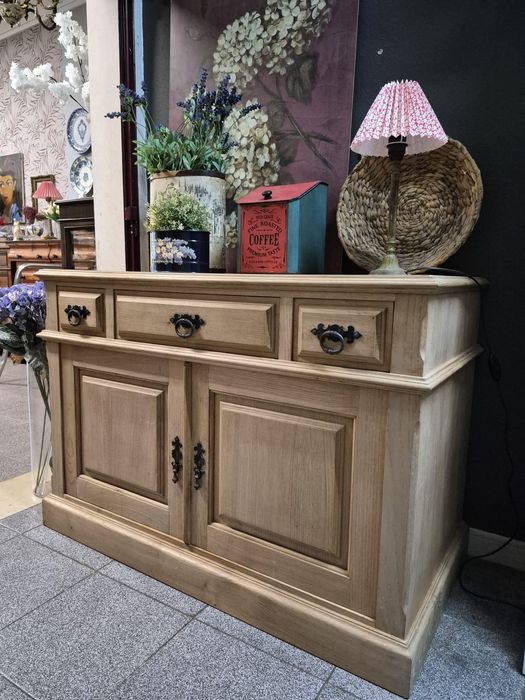 Aparador em madeira natural. Oferecemos a entrega na zona de Lisboa.