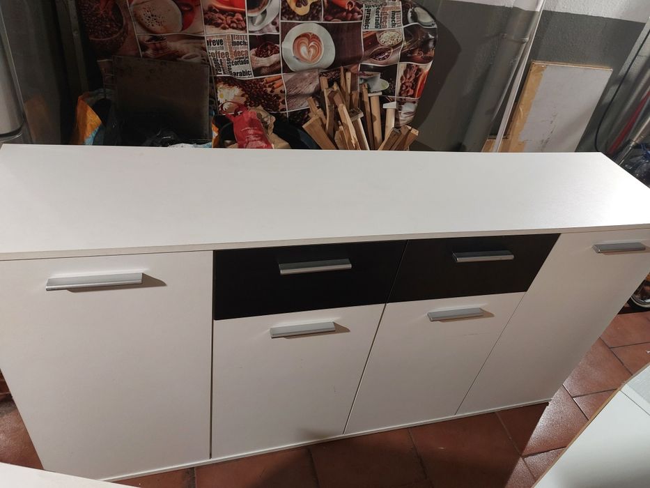 Vendo estes moveis estão bons so precisa de limpeza e  um movel so precisa de por parafusos na parte de trás do movel, vai com oferta do jarrao