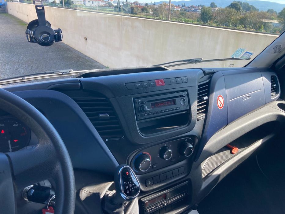 Iveco 70c14G com plataforma elevatoria