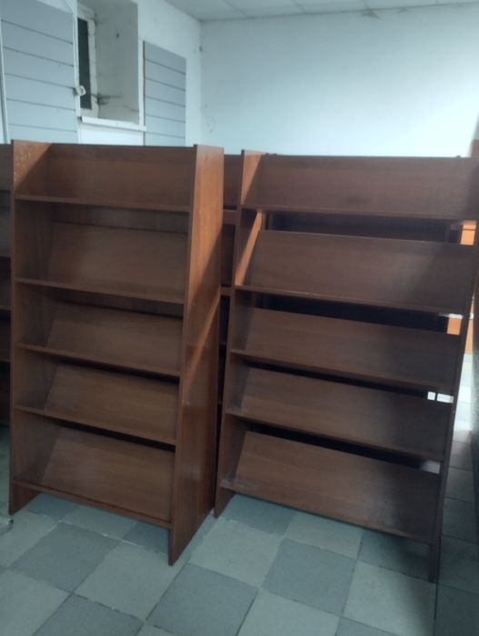 Стелажі під книги