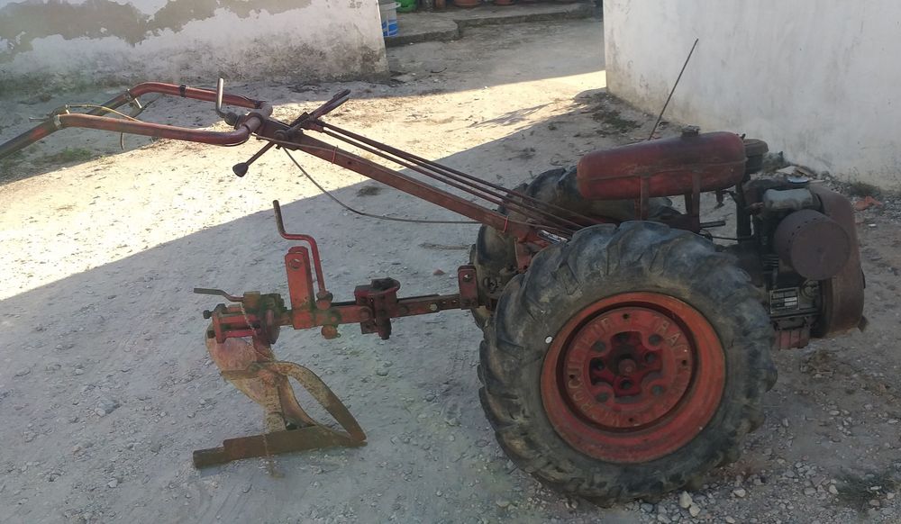 Motocultivador antigo a gasolina